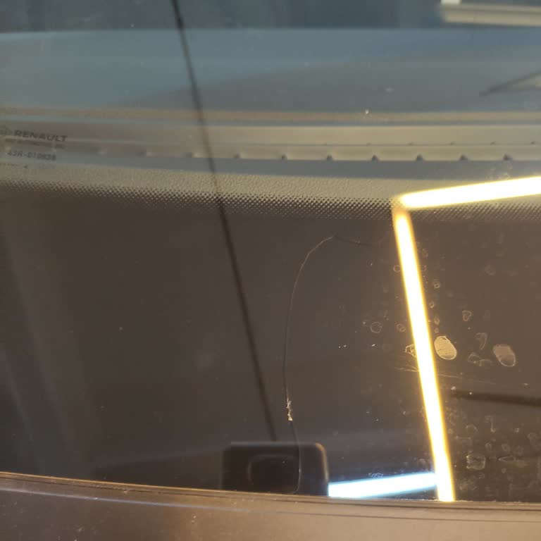 Renault Austral Windshield Cracked After 1.5 Months , Warranty Claim Denied