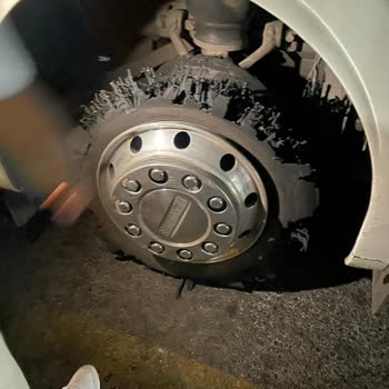 Otobüs Otogara Patlak Lastikle Geldi, Obilet Paramı İade Etmiyor.
