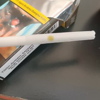 Marlboro Sigara Üzerinde Leke Var