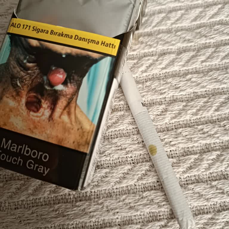 Marlboro Sigara Üzerinde Leke Var