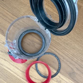 Dyson V12 Hazinedeki Halka Ve Kırmızı Silikonu Takamıyorum