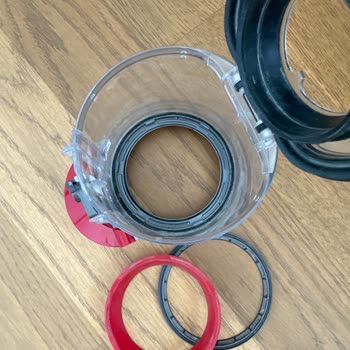 Dyson V12 Hazinedeki Halka Ve Kırmızı Silikonu Takamıyorum