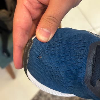 Asics Ayakkabımın Burnu Delindi Hem De İlk Aylarda
