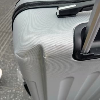 Ajet Kofferbeschädigung kaputte Koffer am Rollband, mangelhafter Service und Entschädigung fehlt