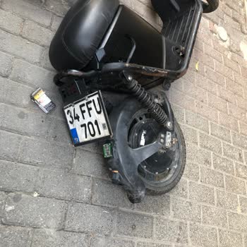 Martı Mobilete Araca Zarar Verdi