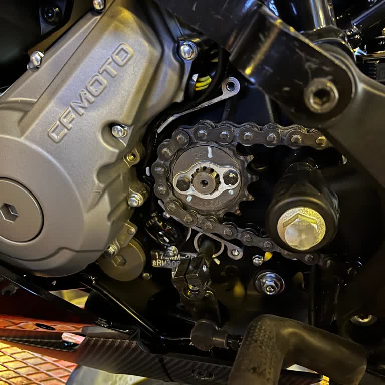CFMOTO 250 Sr Ön Zincir Koruma Düştü