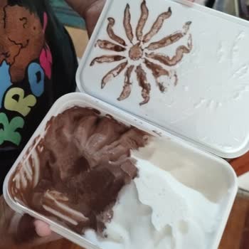 A101 Kapıda, Yarısı Yenilmiş Kutu Dondurma. Kuryemize Afiyet Olsun 🙂