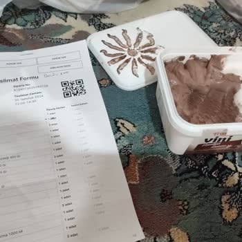 A101 Kapıda, Yarısı Yenilmiş Kutu Dondurma. Kuryemize Afiyet Olsun 🙂