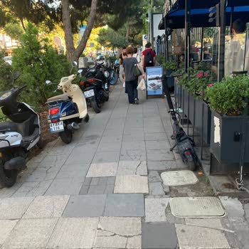 Caffé Nero Nero Yürüyecek Kaldırımı Tabela Ve Motor Parkı İle Kapatıyor.