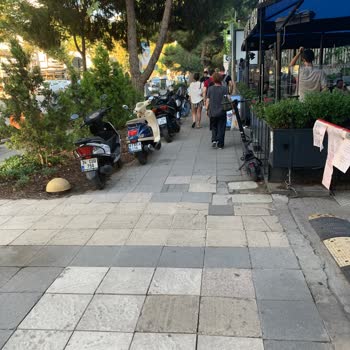 Caffé Nero Nero Yürüyecek Kaldırımı Tabela Ve Motor Parkı İle Kapatıyor.
