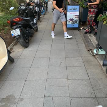 Caffé Nero Nero Yürüyecek Kaldırımı Tabela Ve Motor Parkı İle Kapatıyor.