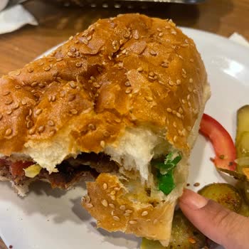 Köfteci Yusuf Ekmeğin İçerisinden Plastik Çıktı