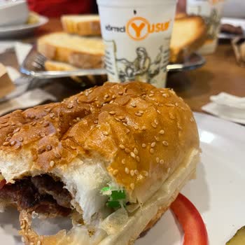 Köfteci Yusuf Ekmeğin İçerisinden Plastik Çıktı