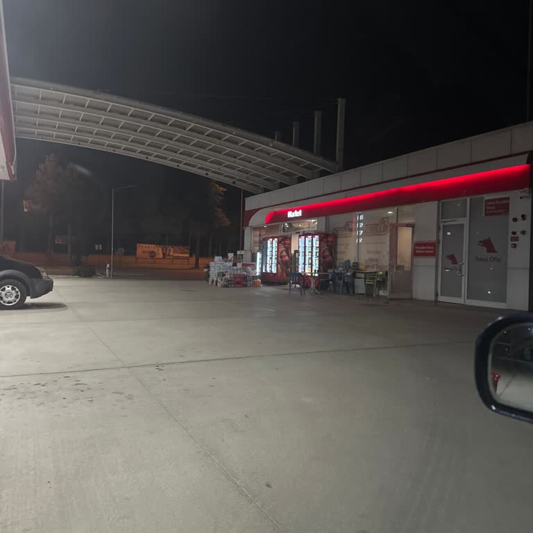 Yalvaç Petrol Ofisi Gün Sonu Almak İçin İnsanları 30 Dakika Bekletiyor!