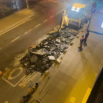 İBB - İstanbul Büyükşehir Belediyesi Evlerin Önünde Gece Çalışmaları Çocukları Uyutmuyor