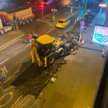İBB - İstanbul Büyükşehir Belediyesi Evlerin Önünde Gece Çalışmaları Çocukları Uyutmuyor