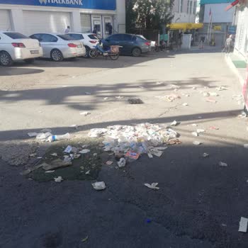 Ergani Belediyesi Temizlikçilerin Kapı Önlerini Temizlememe Sorunu