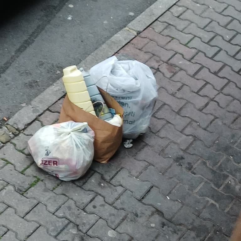Çevre, Şehircilik Ve İklim Değişikliği Bakanlığı Sokakta Kimyasal Atık