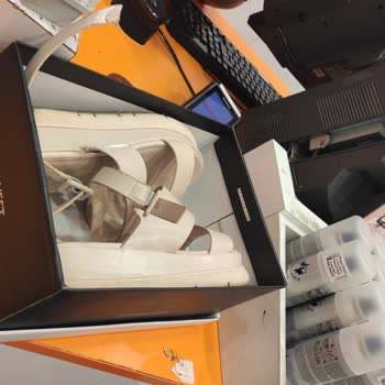 FLO Ayakkabı FLO Magazaları İlgisiz &sattığı Malzemenin Arkasında Durmuyor