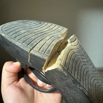 Deichmann 2 Aylık Ayakkabı Ortadan İkiye Yarıldı