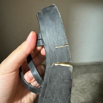 Deichmann 2 Aylık Ayakkabı Ortadan İkiye Yarıldı