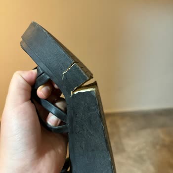 Deichmann 2 Aylık Ayakkabı Ortadan İkiye Yarıldı