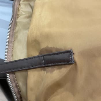 Mavi Çanta, Kulpun Tuttuğu 4 Yer De Kendi Kendine Lekelendi!