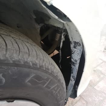 Fiat Yetkili Serviste Çamurluğum Düzgün Takılmadığı İçin Kırıldı.