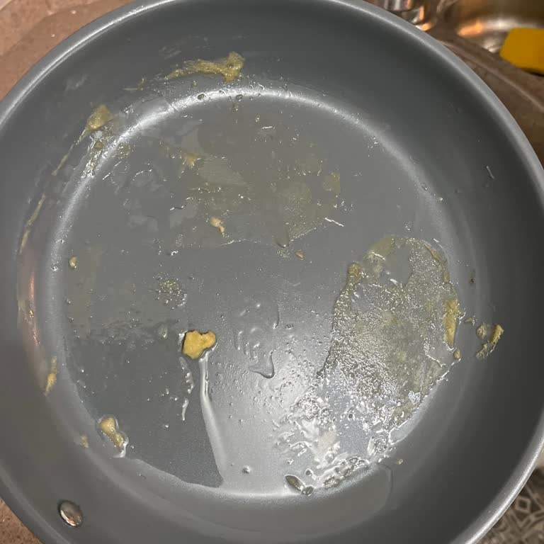 Zwilling Seramik Tava Yapışma Yapıyor