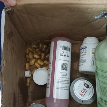 Alyalina Kozmetik Ürünler Kutuya Dökülmüş