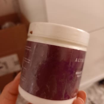 Alyalina Kozmetik Ürünler Kutuya Dökülmüş