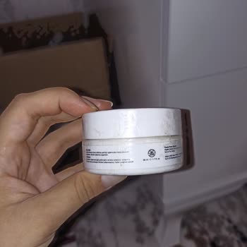 Alyalina Kozmetik Ürünler Kutuya Dökülmüş