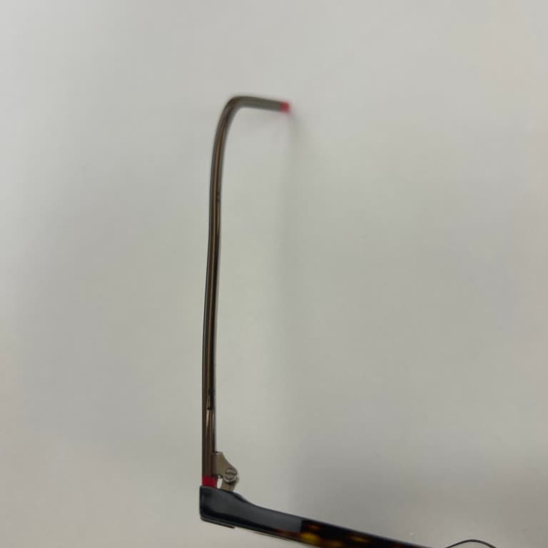 Atasun Optik Hugo Boss Gözlüklerde Yan Çıtalarda Genleşiyor Ve Bollaşıyor