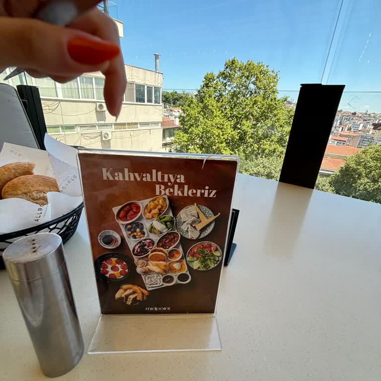 İstiklal Caddesi Midpoint'te Yediğimiz Kötü Kahvaltı!