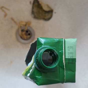 Aroma Meyve Suları Aroma Meyve Suyu Nektarı Kutusunun İçinden Çıkan Cisim