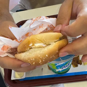Popeyes Ekonomik Menülerde Tavuk Yok, Patatesler Yanık