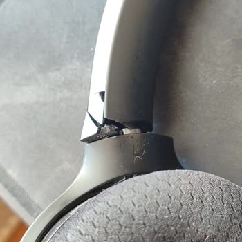 Amazon'dan Alınan Razer Barracuda 3-4 Ay İçinde Çatladı Ve Kırıldı