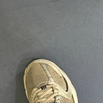 New Balance 530 Filesinde Yırtık