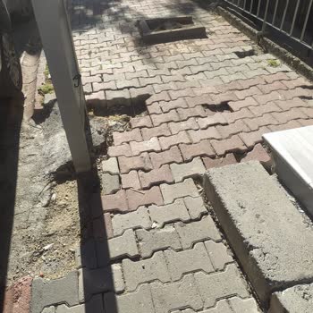 İBB - İstanbul Büyükşehir Belediyesi Binamın Önündeki Ağaçları İzinsiz Kesildi Ve Kaldırımlar Tahrip Edildi