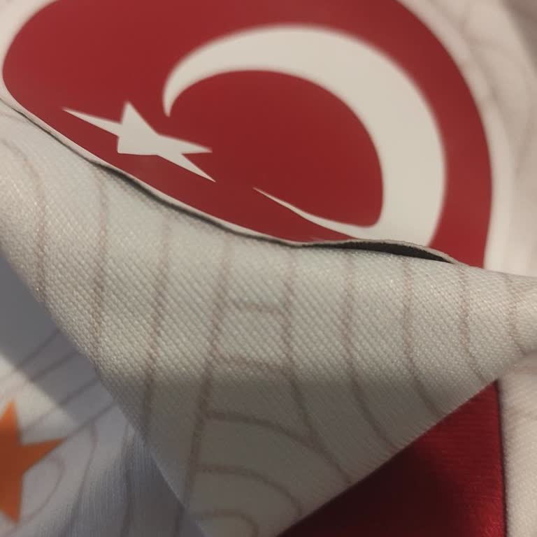 GS Store Türk Bayrağı Baskısı Söküldü