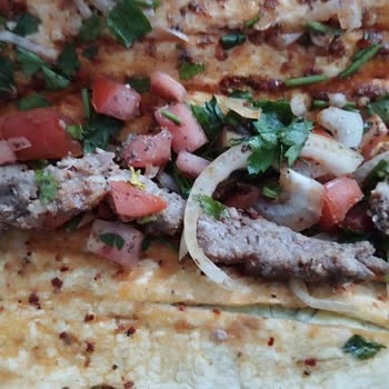 Öz Çukurova Kebap (Fatih) Dürüme Çeyrek Porsiyon Et Koyuyor