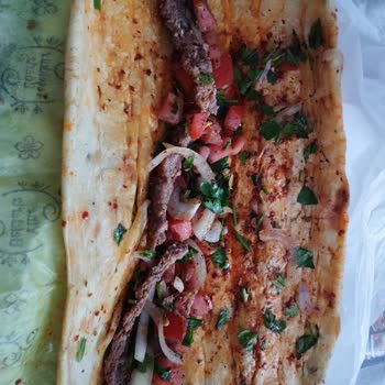 Öz Çukurova Kebap (Fatih) Dürüme Çeyrek Porsiyon Et Koyuyor