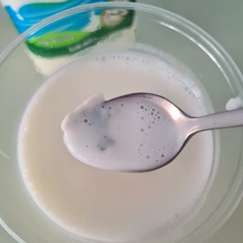 Sütaş Ayran İçerisinden Siyah, Plastik Benzeri Madde Çıktı.