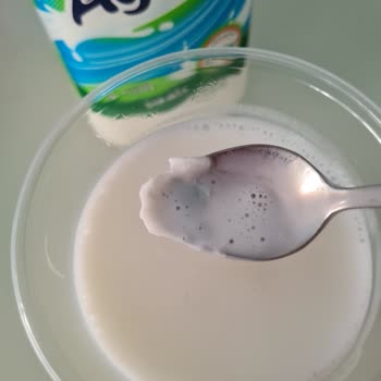 Sütaş Ayran İçerisinden Siyah, Plastik Benzeri Madde Çıktı.