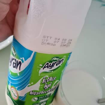 Sütaş Ayran İçerisinden Siyah, Plastik Benzeri Madde Çıktı.