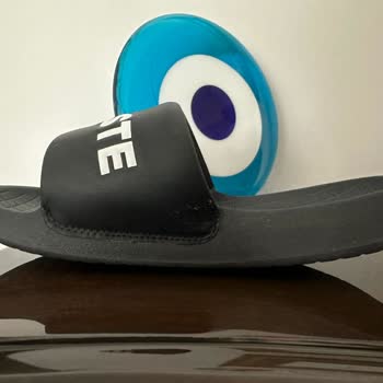 Lacoste Terlik Suda Küçülüyor