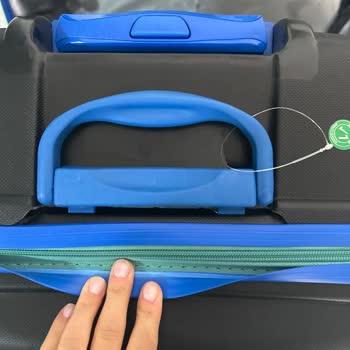 A101 Kırık Bavul Satıldı