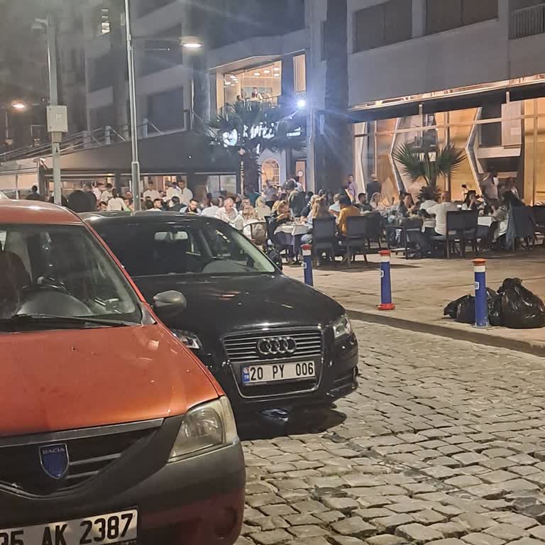 İzmir Büyükşehir Belediyesi İzmir 1. Kordon'da Yaya Geçişini Engelleyen Balıkçılar