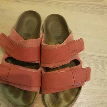 Birkenstock Terlikler Ayak Tarak Kısımlarında Nasır Ve Tahriş Sorunu