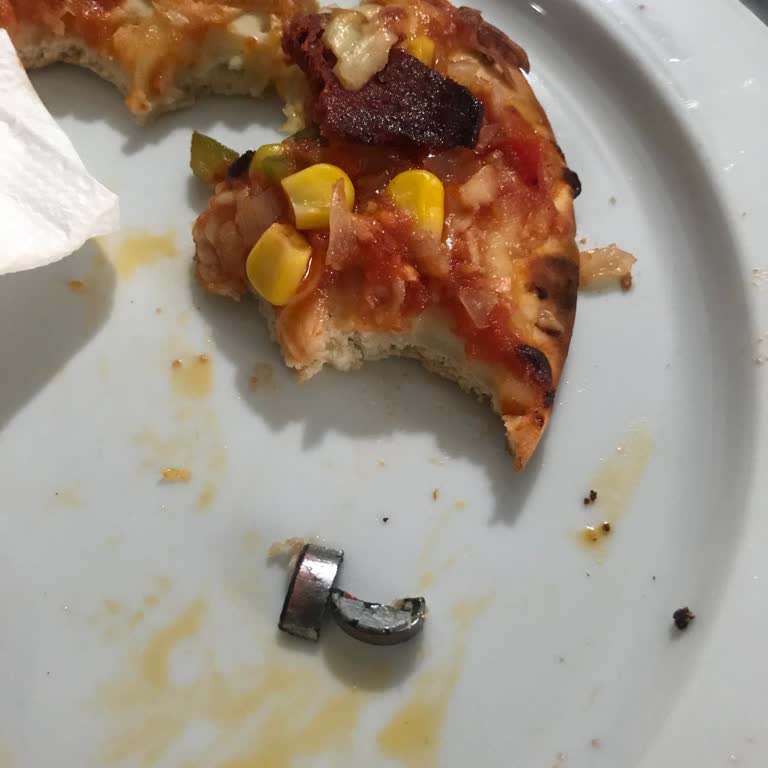 SuperFresh Pizza Kutusundan Metal Parça Çıktı